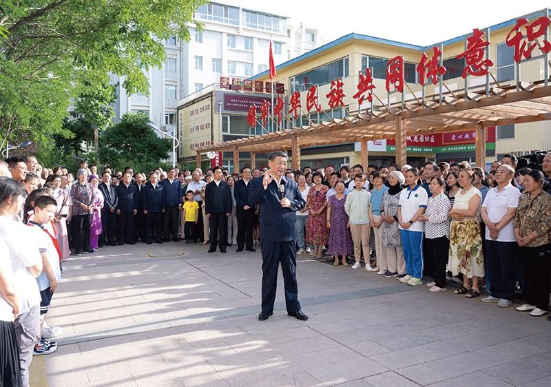 2024年6月19日至20日，中共中央總書(shū)記、國(guó)家主席、中央軍委主席習(xí)近平在寧夏考察。這是19日下午，習(xí)近平在銀川市金鳳區(qū)長(zhǎng)城花園社區(qū)考察時(shí)，同社區(qū)居民親切交流。 新華社記者 謝環(huán)馳/攝