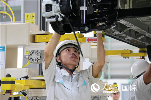 工人在廣汽埃安泰國(guó)智能生態(tài)工廠檢查汽車底座。 人民網(wǎng)記者 張矜若 攝