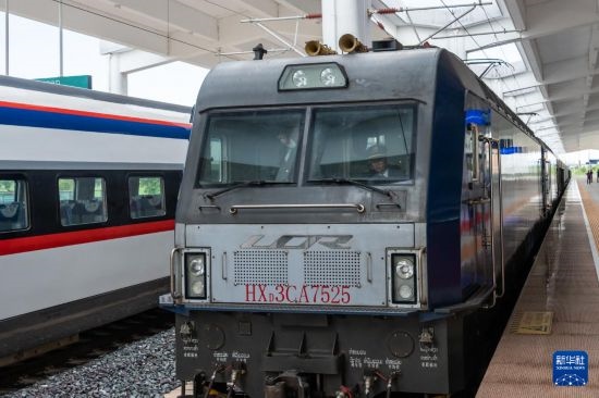 8月5日，由老撾籍火車司機(jī)獨(dú)立駕駛的滿載貨物的列車駛出中老鐵路萬象站。新華社發(fā)（凱喬 攝）