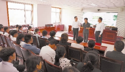 圖③：干警以表演節(jié)目的形式宣傳保護生態(tài)環(huán)境的法律法規(guī)。