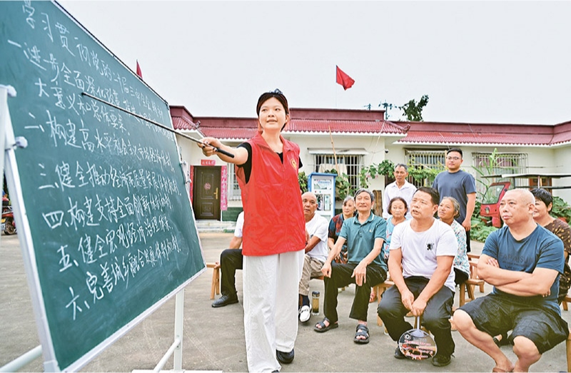 學(xué)習(xí)好貫徹好黨的二十屆三中全會精神，是當(dāng)前和今后一個時期全黨全國的一項(xiàng)重大政治任務(wù)。圖為2024年7月27日，四川省眉山市仁壽縣“小黑板”宣講小分隊(duì)，向基層黨員干部群眾宣講黨的二十屆三中全會精神。 人民圖片 潘帥/攝