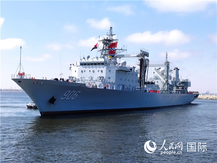 綜合補(bǔ)給艦洪湖艦 人民網(wǎng)記者黃培昭攝