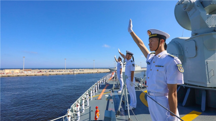 海軍官兵揮手向歡迎的人群致意 護(hù)航編隊供圖