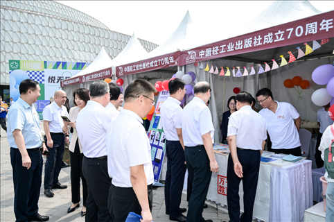 “書香滿園·輕閱七十年”圖書文化歡樂市集開市。主辦方供圖