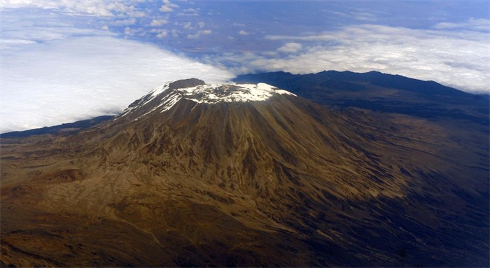 2012年8月3日，常被云霧環(huán)繞的乞力馬扎羅山云開霧散，雄姿一覽無余。新華社記者丁海濤攝