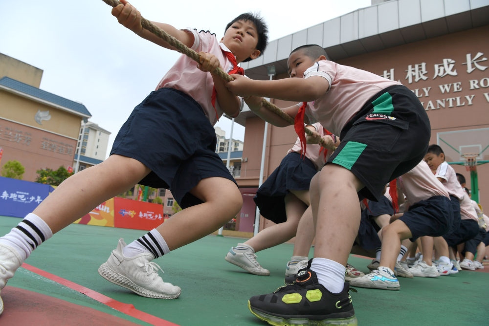 廣西南寧市玉蘭路小學的孩子們在進行拔河比賽（2021年5月31日攝）。新華社記者 周華 攝