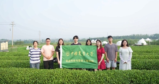 在山東日照，中國農(nóng)業(yè)大學(xué)食品學(xué)院實踐團就農(nóng)業(yè)生產(chǎn)智能化設(shè)備、肥料選用等問題開展實地調(diào)研，并面向300余名村民陸續(xù)開展4次科普宣講。校方供圖