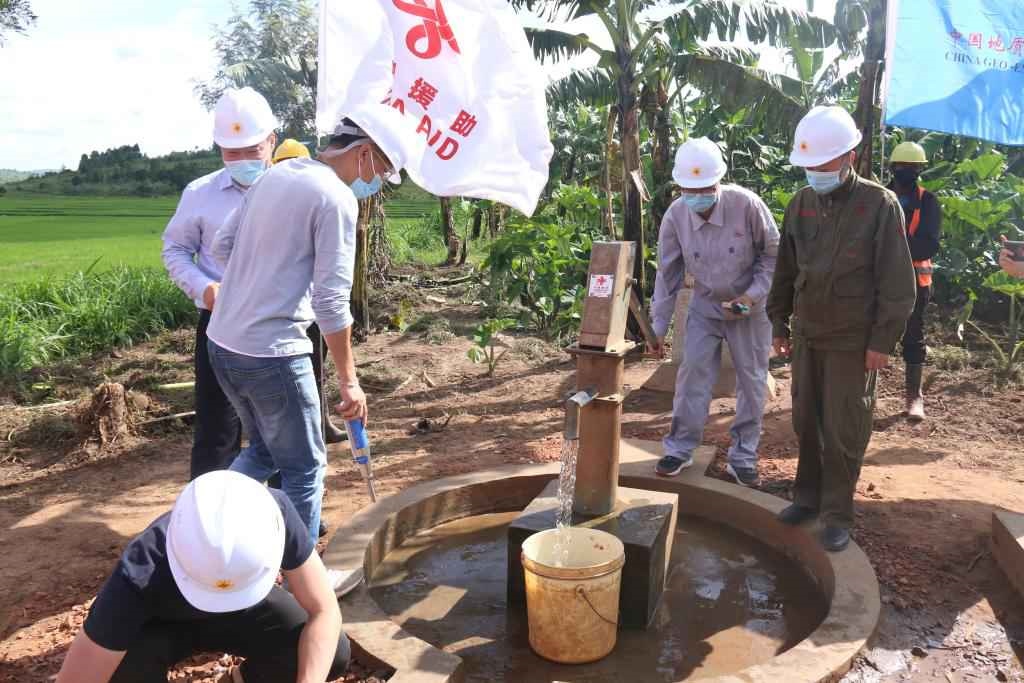 2022年4月11日，在盧旺達(dá)東方省加齊博區(qū)穆拉姆比，工作人員檢查一口中國援建的水井。新華社發(fā)