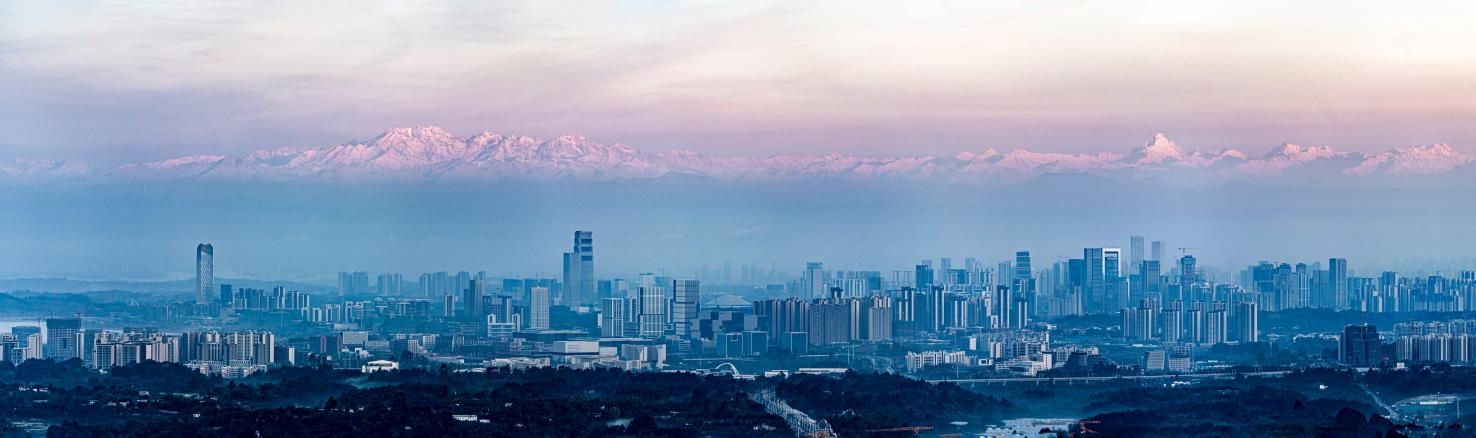 雪山下的公園城市（四川天府新區(qū)融媒體中心供圖 攝影：馬驥）