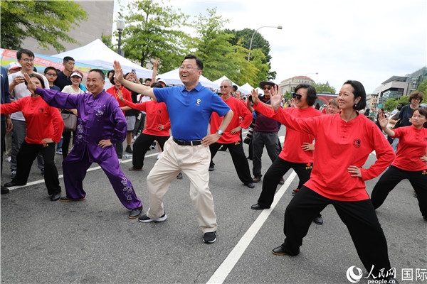 6、在活動(dòng)現(xiàn)場(chǎng)，謝鋒大使與華僑華人一起打太極拳。 人民網(wǎng)記者 李志偉攝