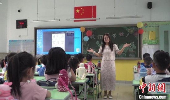 圖為衡水市新苑小學，老師正在給學生講開學第一課的內(nèi)容。王天祥 攝