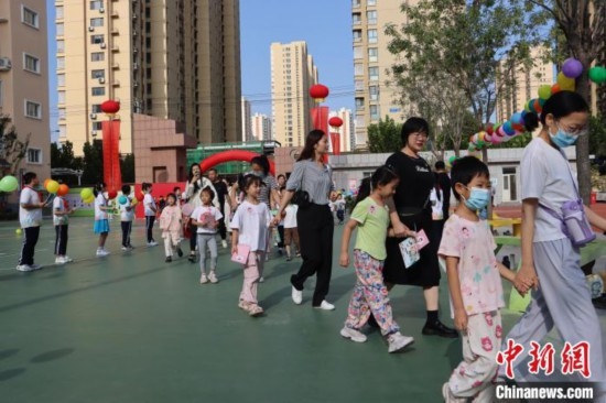 圖為衡水市新苑小學，小學一年級新生佩戴“夢想徽章”后，步入校園 。王天祥 攝