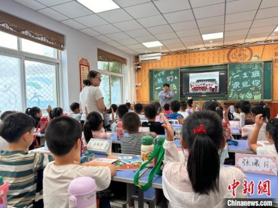 圖為衡水市康復(fù)街小學，老師講解開學第一課校園紀律與禮儀。徐鵬璐 攝