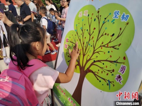 圖為衡水市利民路小學，孩子們在成長樹的“好習慣”樹枝上按手印做出承諾。張松 攝