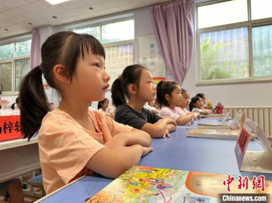 圖為衡水市康復(fù)街小學，小學生聽老師講開學第一課內(nèi)容。徐鵬璐 攝