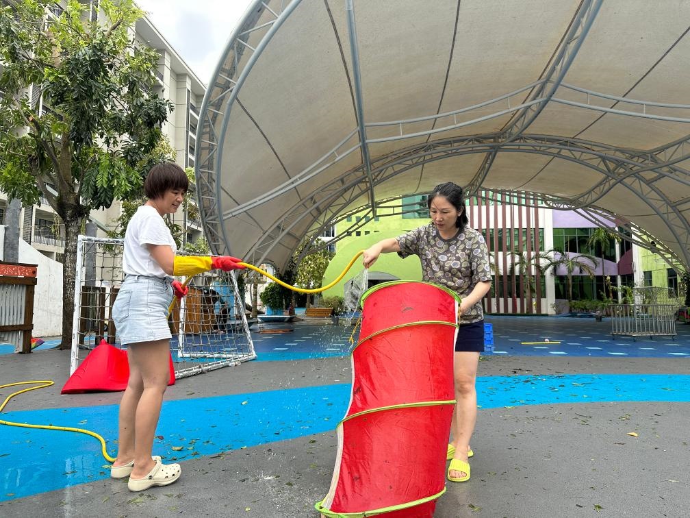 海口市教育幼兒園在臺風(fēng)過后進行室外環(huán)境清理。新華社記者 陳凱姿 攝