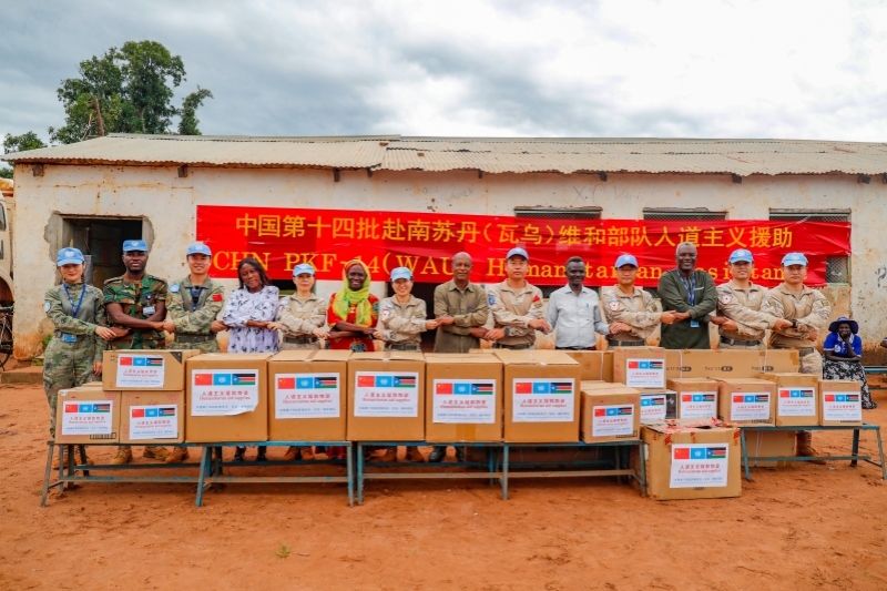 維和官兵與學校代表進行物資交接。王皓宇攝