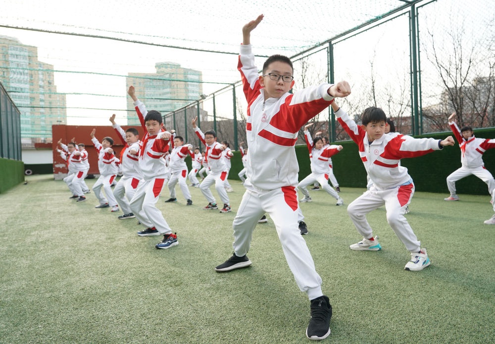 2024年2月21日，在人大附中實(shí)驗(yàn)小學(xué)，學(xué)生們?cè)隗w育課中進(jìn)行武術(shù)練習(xí)。新華社記者 任超 攝