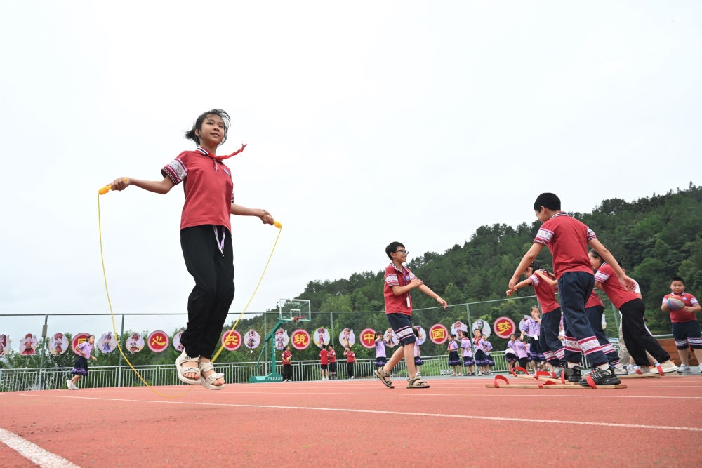 在廣西桂林市龍勝各族自治縣龍勝鎮(zhèn)第二小學(xué)，學(xué)生在大課間跳繩（2024年6月26日攝）。新華社記者 姜克紅 攝