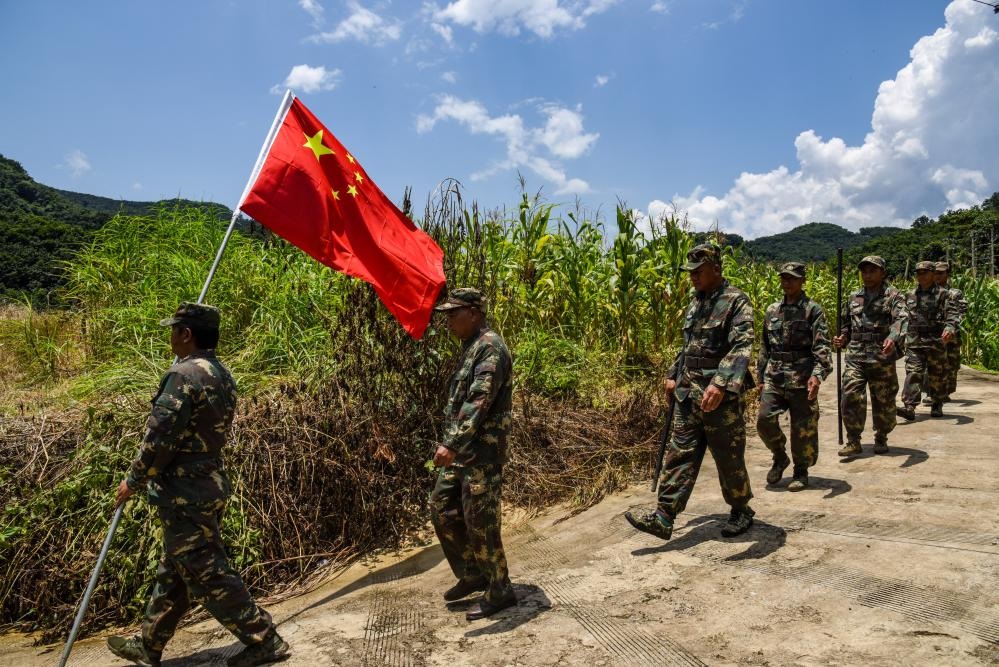 8月16日，老支書尼紅（左二）和班老鄉(xiāng)班搞村巡邊隊一起出發(fā)去巡邊。新華社記者吉哲鵬 攝