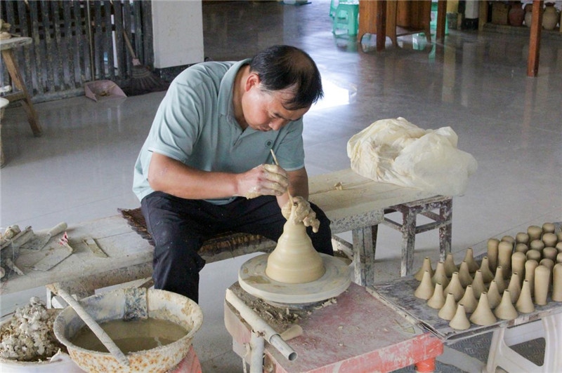 陶器是人類社會由舊石器時代發(fā)展到新石器時代的標志之一，也是人類由野蠻走向文明的標志，承載著人類成長進步的記憶。陶藝一條街上，母氏陶藝館內(nèi)，空氣中彌漫著陶土的芬芳。非遺傳承人母先才展示制陶技術(shù)，他神情專注、心無旁騖地打磨手中的陶坯，手中的泥土在旋轉(zhuǎn)的陶輪上漸漸成型。與土陶相伴近40年的母先才堅守初心，傳承土陶技藝是他作為貴州省級非遺花茂土陶傳承人的“執(zhí)念”與責任。（俄羅斯《俄羅斯報》視覺內(nèi)容部副主編阿爾圖爾·杰魯諾夫攝）