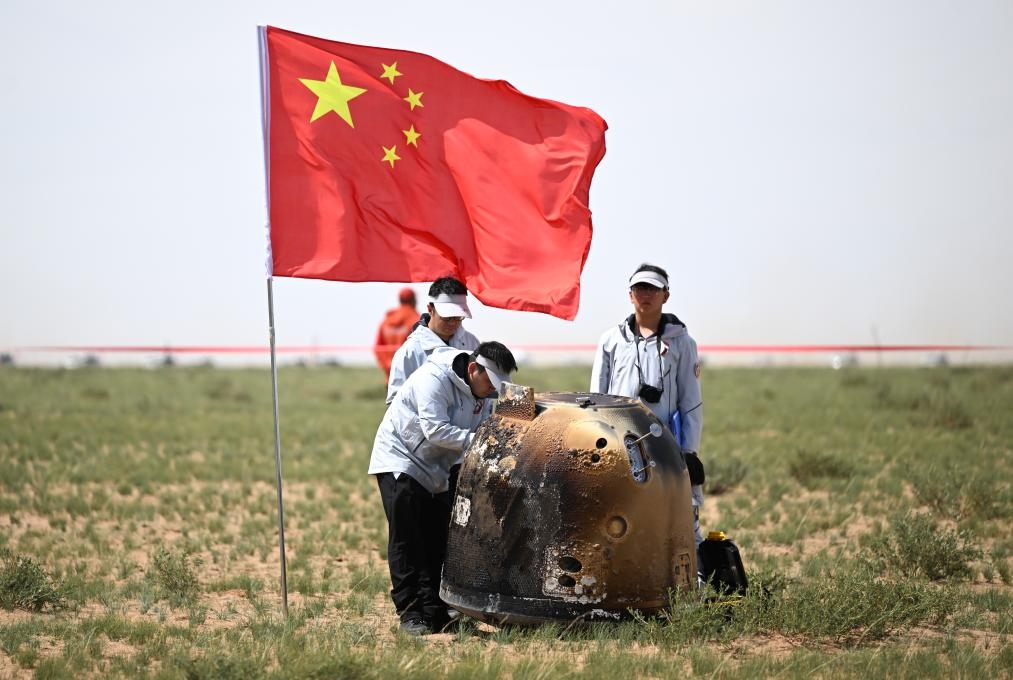 6月25日14時7分，嫦娥六號返回器攜帶來自月背的月球樣品安全著陸在內(nèi)蒙古四子王旗預(yù)定區(qū)域，探月工程嫦娥六號任務(wù)取得圓滿成功。新華社記者 貝赫 攝