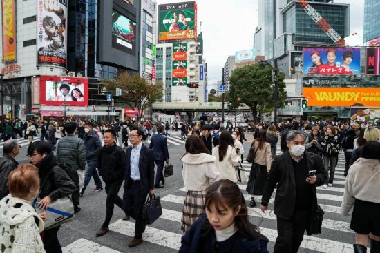 2023年11月15日，人們走過日本東京澀谷車站前的十字路口。新華社記者張笑宇攝