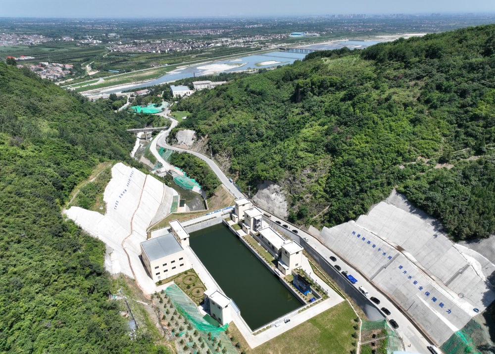 2023年7月16日，國(guó)家重大水利工程引漢濟(jì)渭工程成功實(shí)現(xiàn)先期通水，這是在陜西西安拍攝的黃池溝配水樞紐（無人機(jī)照片）。引漢濟(jì)渭工程全部建成投用后，可增加渭河入黃河水量年均6億至7億立方米。