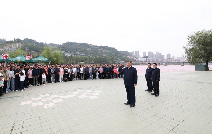 9月10日至13日，中共中央總書記、國(guó)家主席、中央軍委主席習(xí)近平在甘肅考察。這是11日下午，習(xí)近平在黃河蘭州中山橋段考察時(shí)，同在場(chǎng)的干部群眾親切交流。新華社記者 王曄 攝