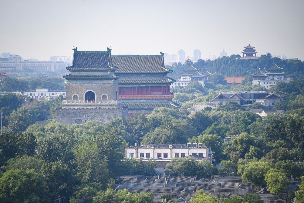 遠眺北京中軸線上的鐘鼓樓與景山（2024年7月20日攝）。新華社記者 陳鐘昊 攝