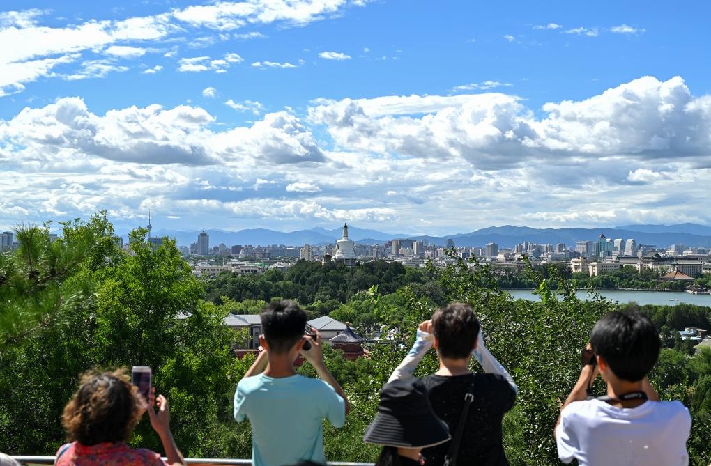 2024年8月12日北京天氣晴好，游客從景山上拍攝遠(yuǎn)處的北海公園。新華社記者李鑫 攝