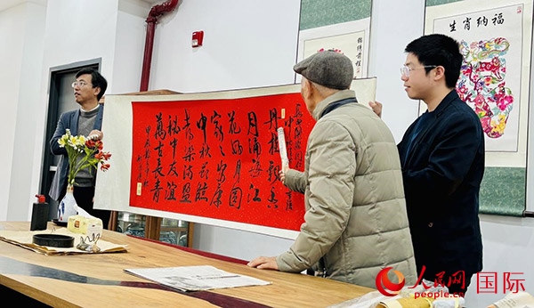 旅秘書法家向現(xiàn)場觀眾展示書法作品。人民網(wǎng)記者 宋亦然攝