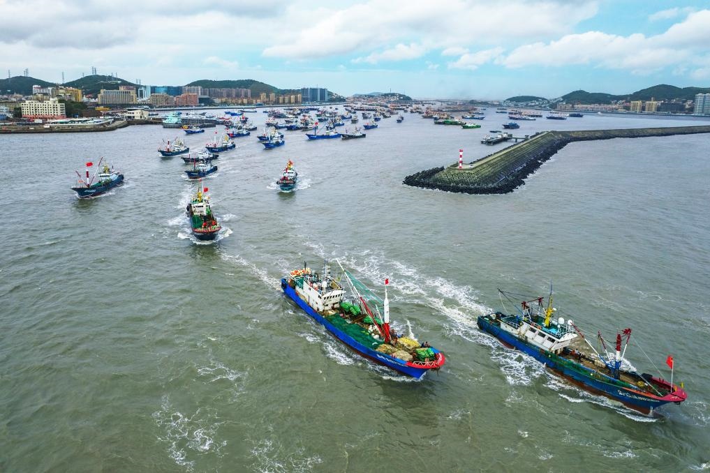 舟山沈家門(mén)水域漁船集中出海。（浙江海事局供圖）