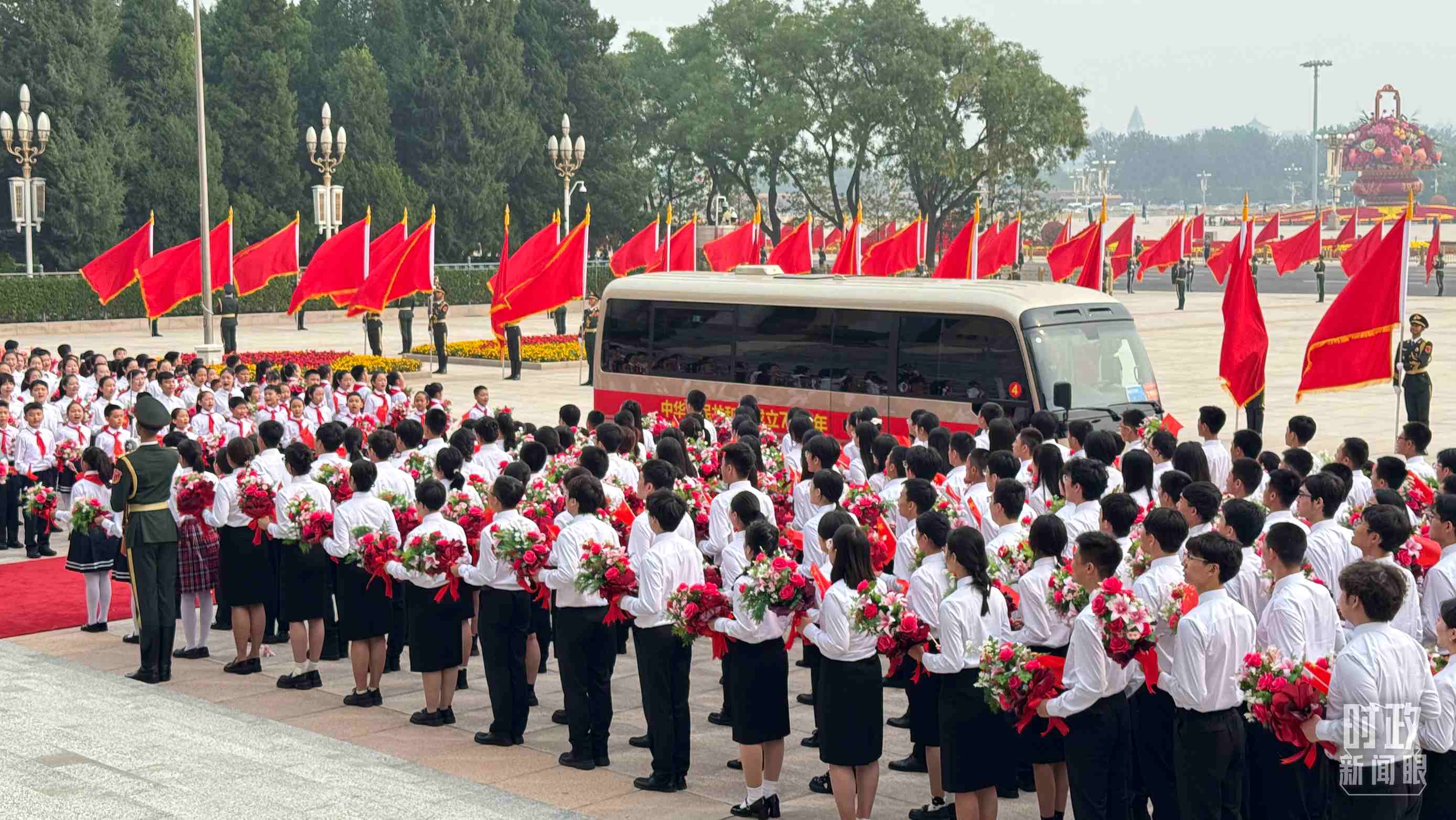 2024年9月29日，人民大會(huì)堂外，少先隊(duì)員列隊(duì)迎接英雄模范。（總臺(tái)央視記者蔣碩拍攝）