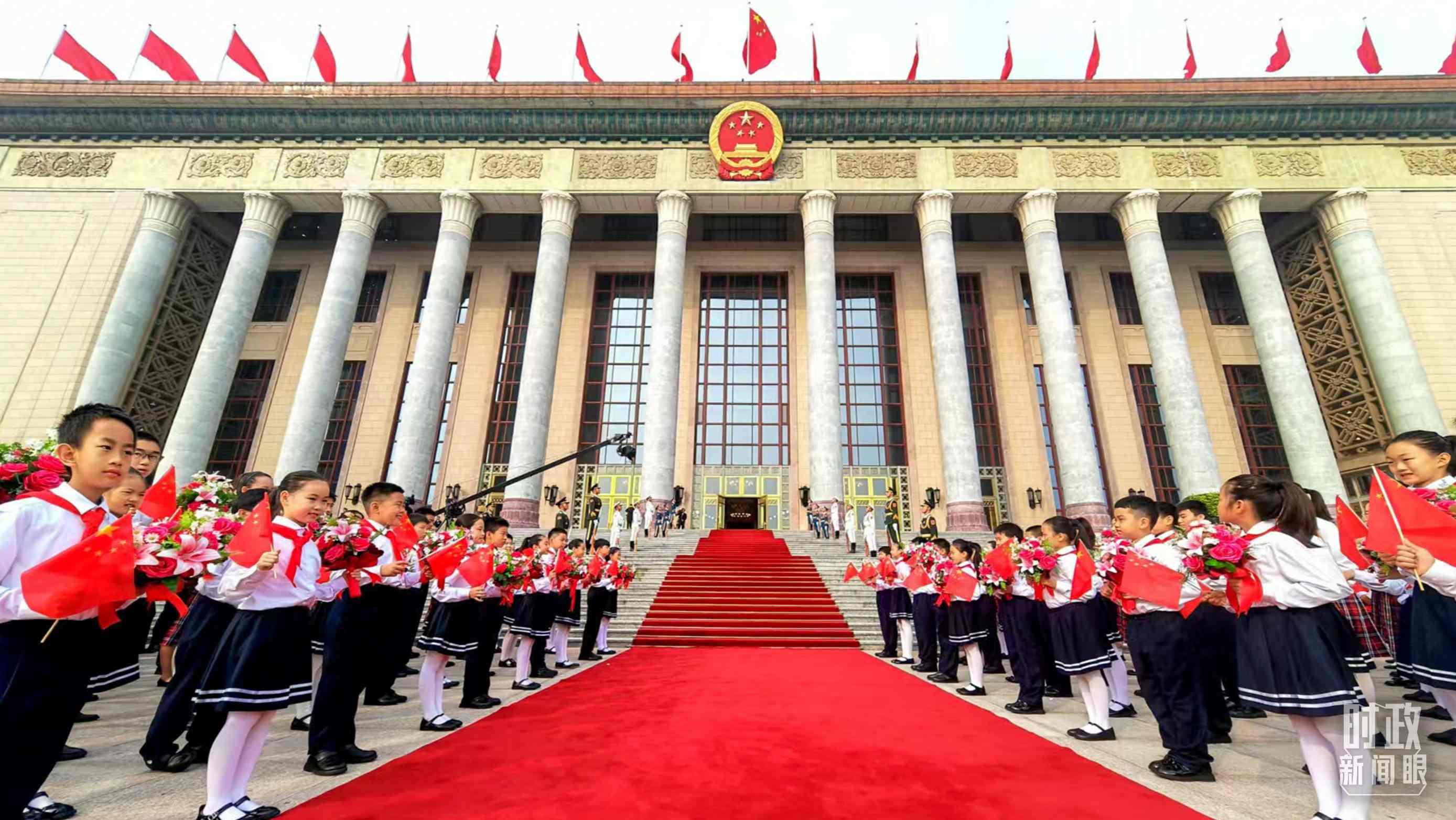 9月29日，人民大會(huì)堂外紅毯鋪就，迎接英雄模范。（總臺(tái)央視記者劉琦拍攝）