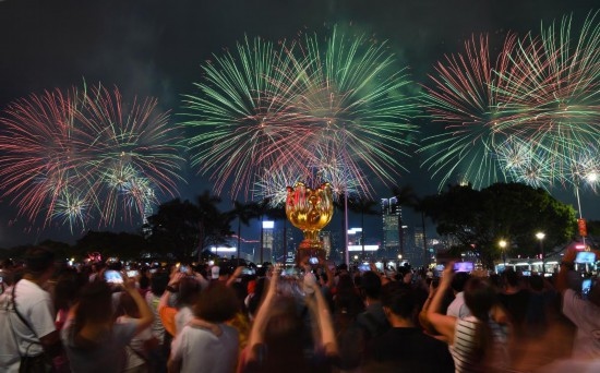 10月1日晚，香港國慶煙花匯演在維多利亞港舉行，慶祝中華人民共和國成立75周年。新華社記者 陳鐸 攝