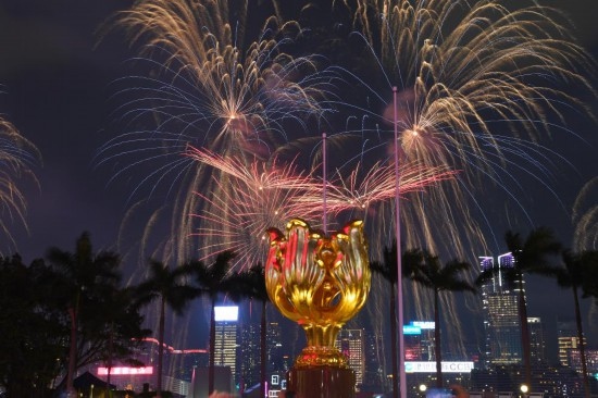 10月1日晚，香港國慶煙花匯演在維多利亞港舉行，慶祝中華人民共和國成立75周年。新華社記者 陳鐸 攝