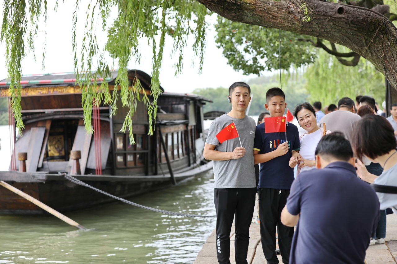 10月1日，市民在浙江省嘉興市南湖景區(qū)參加游園活動。新華社發(fā) 金鵬 攝