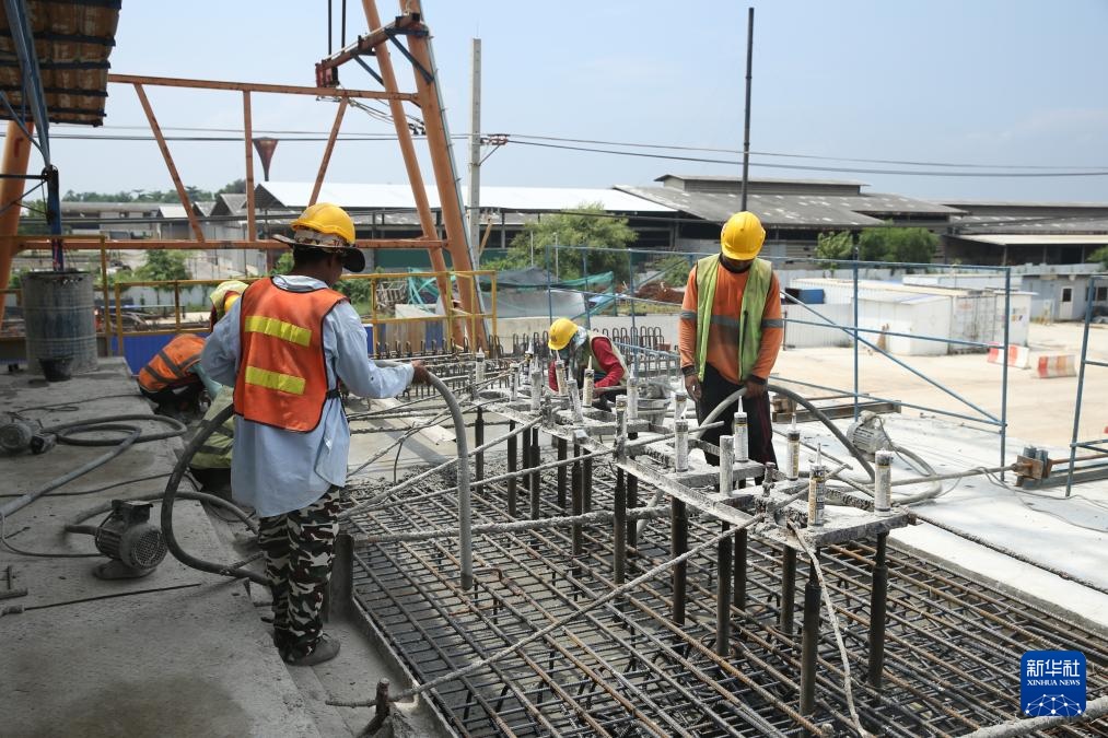 10月11日，工人在位于泰國大城府的中泰高鐵項目4-3標段施工現(xiàn)場作業(yè)。新華社記者 孫瑋彤 攝