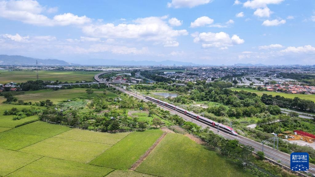 4月17日，在印度尼西亞萬隆，雅萬高鐵高速動車組列車行駛在雅萬高鐵沿線（無人機照片）。新華社記者 徐欽 攝