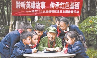 圖為89歲的抗美援朝老兵楊克美在向孩子們講述英雄故事。徐偉攝