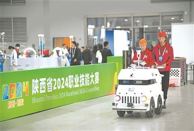 參賽選手在陜西省2024職業(yè)技能大賽新能源汽車智能化技術賽項比賽中。新華社記者 張博文攝