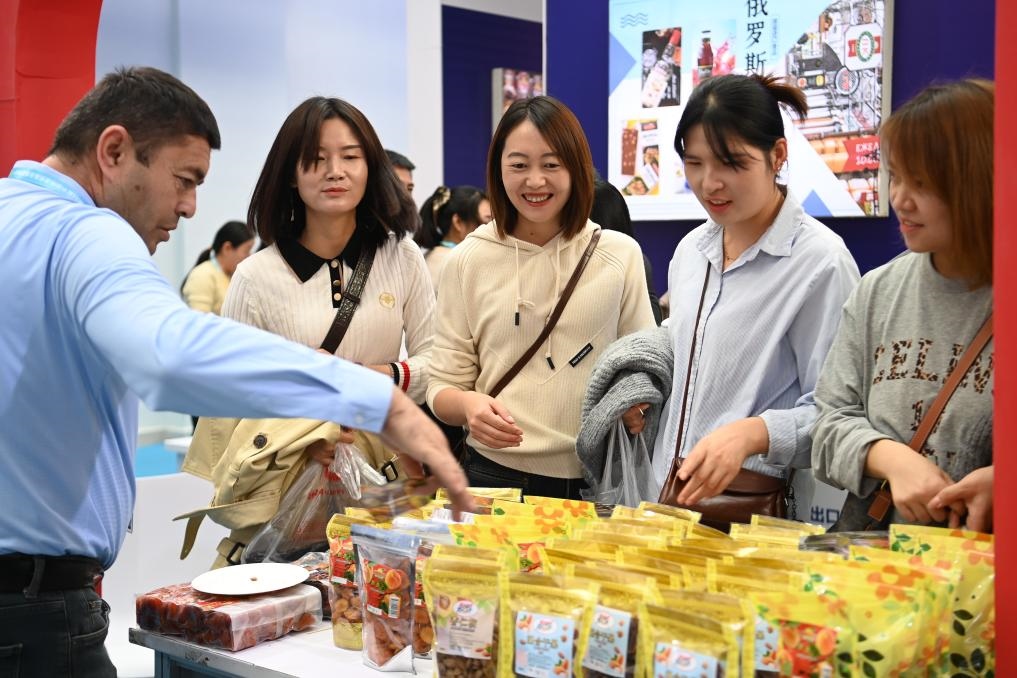 10月25日，觀眾在楊凌農(nóng)高會(huì)上合組織國(guó)家農(nóng)業(yè)展區(qū)了解農(nóng)產(chǎn)品。新華社記者 鄒競(jìng)一 攝