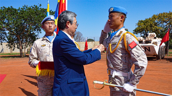 中國駐南蘇丹大使馬強為維和官兵授勛。謝坤攝