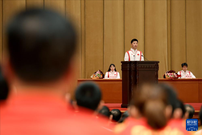 11月15日，乒乓球運動員馬龍（中）在報告會上發(fā)言。新華社記者 李明 攝