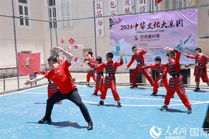 舞蹈《秦王點(diǎn)兵》通過(guò)生動(dòng)的舞步展現(xiàn)了千年前秦俑的雄威與風(fēng)采，氣勢(shì)磅礴，彰顯了古代中華軍魂。人民網(wǎng)記者 陳海琪攝