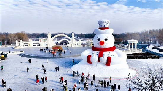 12月8日，黑龍江哈爾濱市今冬第一個大雪人“雪人先生”在太陽島風(fēng)景區(qū)落成。大雪人高20米，用雪量4000立方米。圖為12月9日在哈爾濱太陽島風(fēng)景區(qū)正門廣場拍攝的大雪人。新華社記者 王松攝