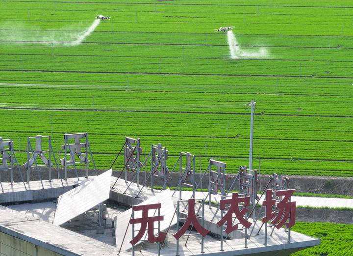 2024年3月19日，在安徽省亳州市譙城區(qū)趙橋鄉(xiāng)雙樓村的無人農(nóng)場(chǎng)，農(nóng)業(yè)無人機(jī)按照事先設(shè)定好的線路進(jìn)行作業(yè)（無人機(jī)照片）。新華社記者 杜宇 攝