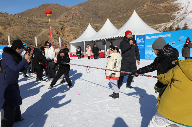 雪地拔河活動(dòng)。內(nèi)蒙古自治區(qū)殘疾人聯(lián)合會(huì)供圖