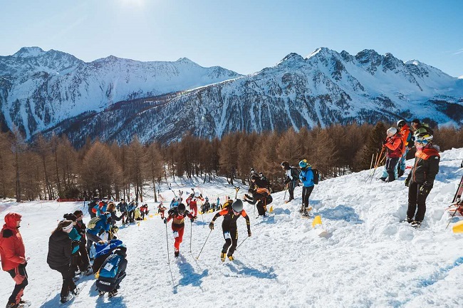 中國隊(duì)布魯爾（4號）在比賽中保持領(lǐng)先。中國滑雪登山隊(duì)供圖